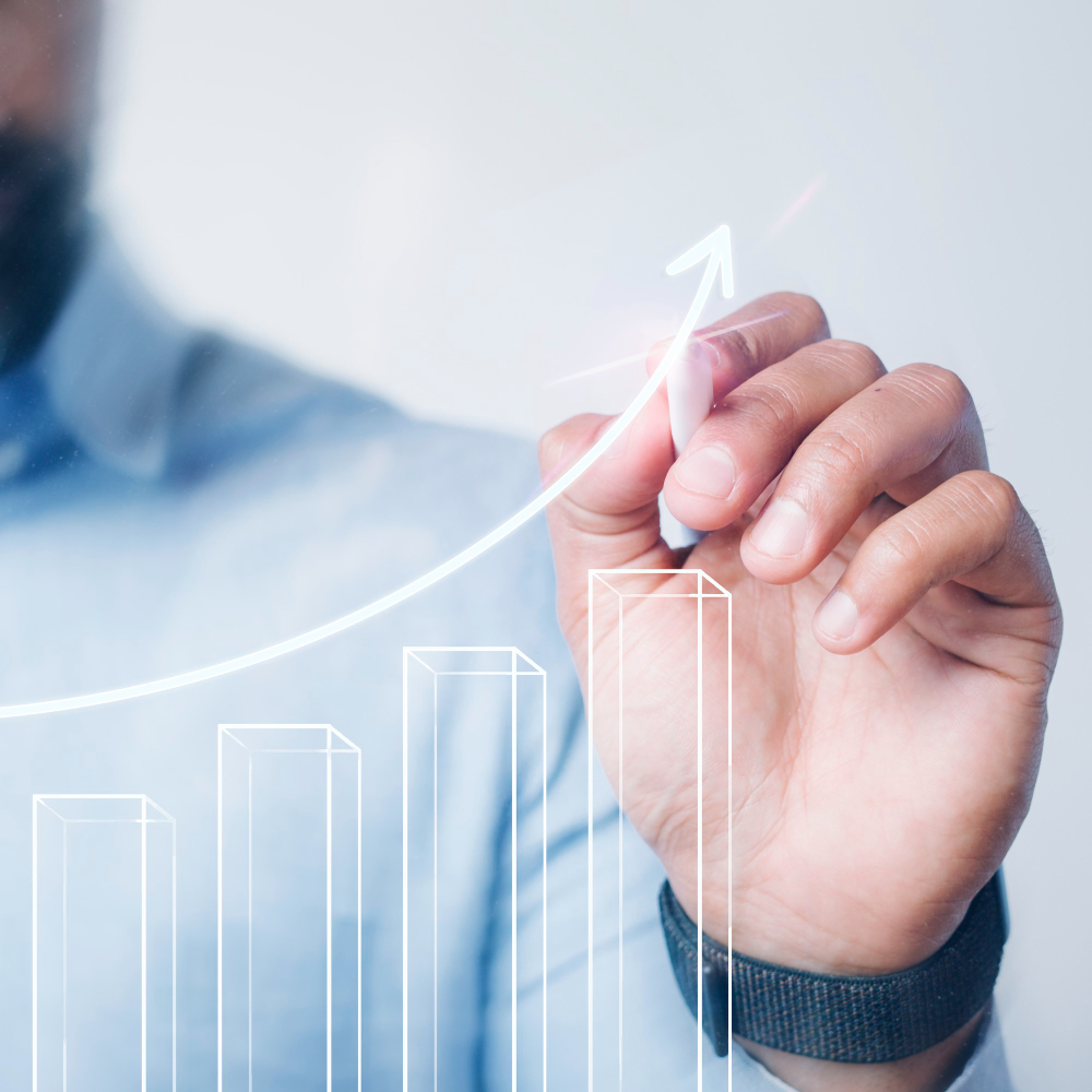 Mano dibujando gráficos en ascenso.